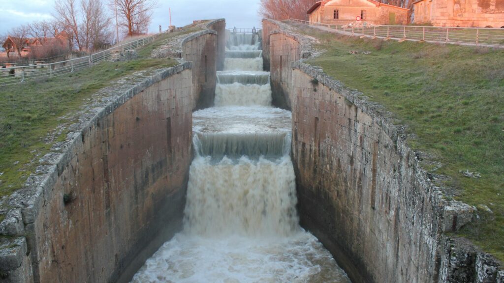 Esclusa del Canal de Castilla en la provincia de Palencia