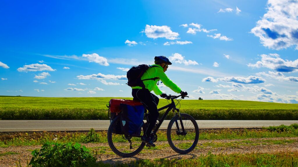 Peregrino recorre el Camino de Santiago a su paso por Palencia en bicicleta 