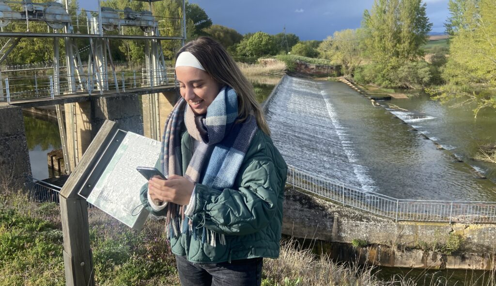 Lucía Toribio revisa las fotos que ha hecho con su móvil