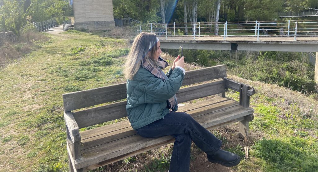 Lucía Toribio hace fotos con su móvil en el Canal de Castilla