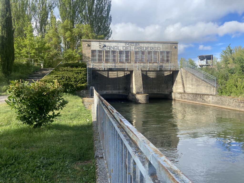 Imagen del Canal de Castilla a su paso por Herrera de Pisuerga